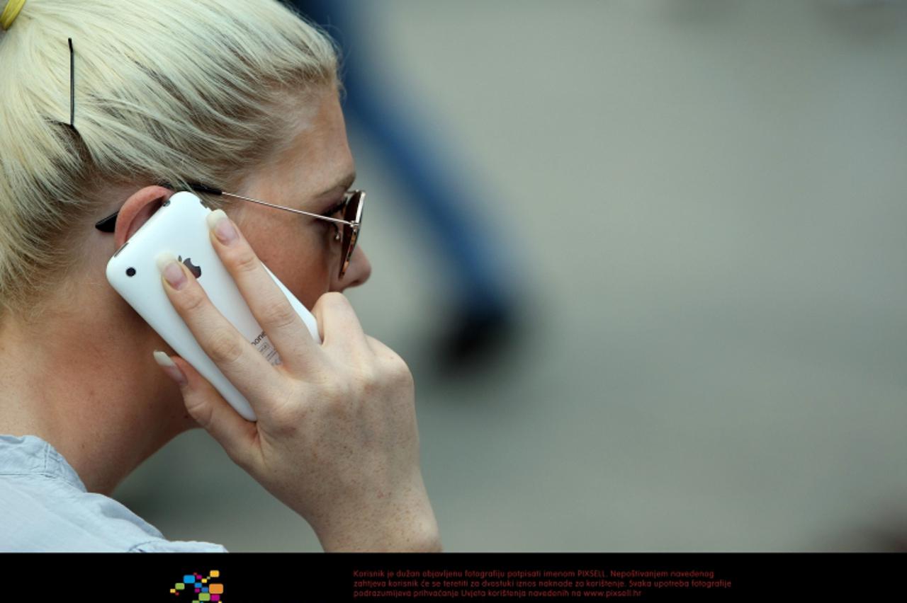 '01.07.2011., Trg bana Josipa Jelacica, Zagreb - Mobiteli i dodatna oprema, ilustracija. Razgovor na iPhone.  Photo: Sanjin Strukic/PIXSELL'
