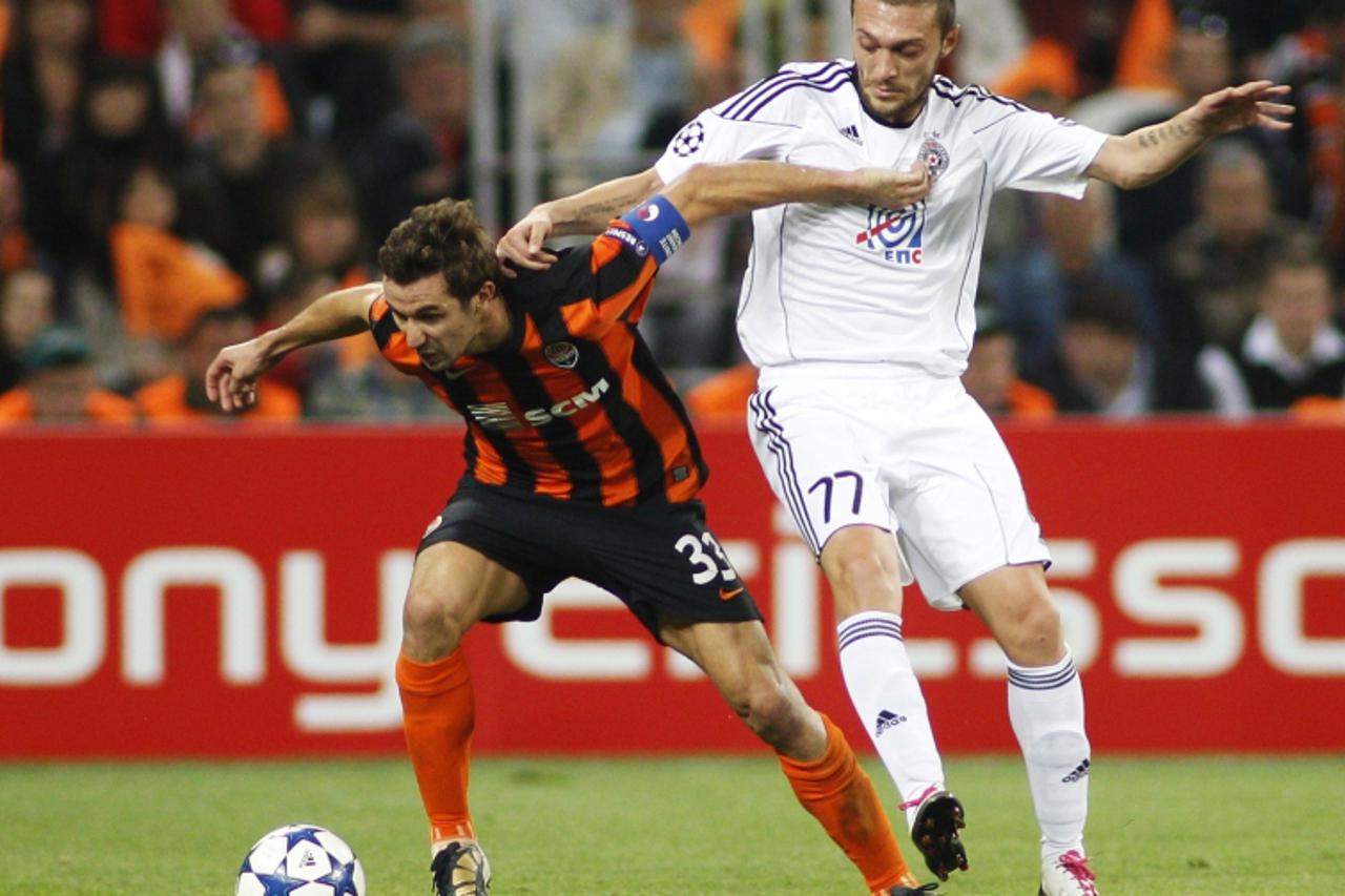 'Shakhtar Donetsk\'s Darijo Srna (L) challenges the Partizan\'s Ivica Lliev during their Champions League Group H soccer match at Donbass Arena stadium in Donetsk September 15, 2010.    REUTERS/Gleb G