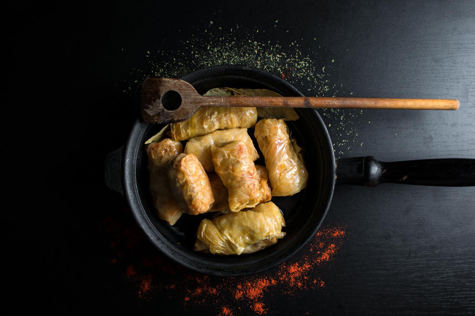 12. Sarma: Sarme je kupus punjen mješavinom mesa i riže. Ovo je jelo specijalitet diljem Balkana, Turske i istočne Europe. Sarmu je najbolje poslužiti toplu, izravno iz pećnice ili lonca u kojem se kuhala. Sarme tijekom kuhanja upijaju okuse tekućine za pirjanje. Sarma je prilično teška i obično se poslužuje kao glavno jelo, uz koricu kruha, kisele krastavce i jogurt ili kiselo vrhnje sa strane.