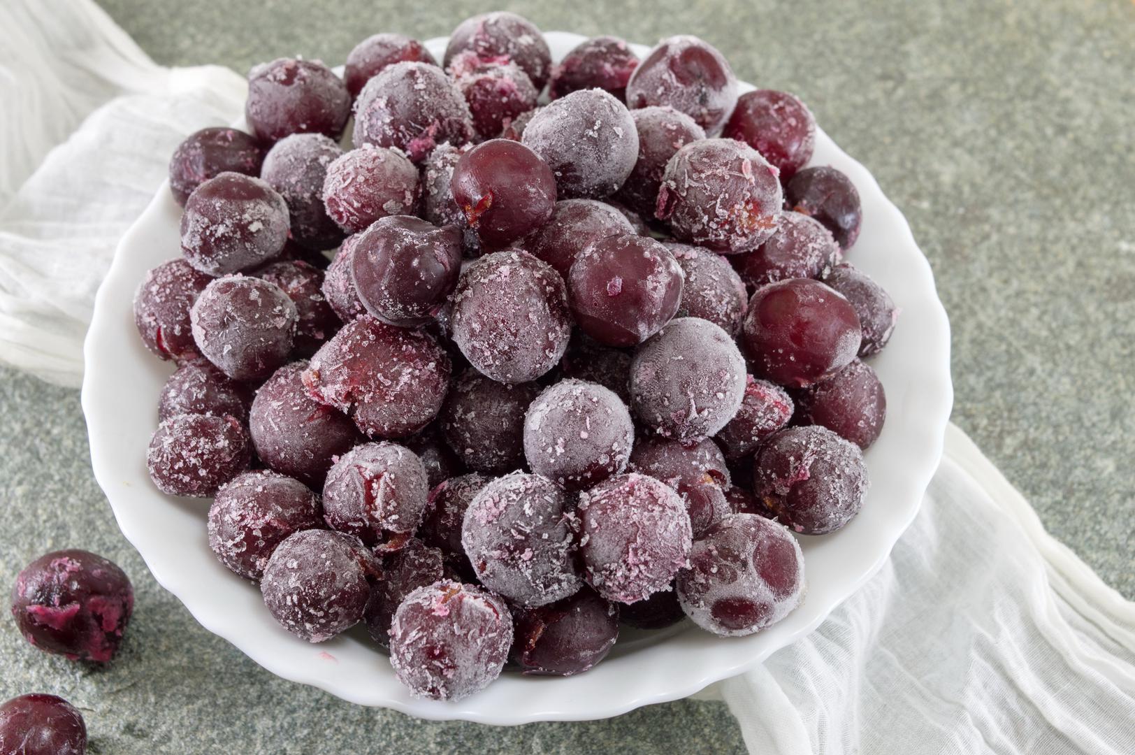 Umjesto leda u vino dodajte zamrznute bobice grožđa. Tako ćete spriječiti da se vino razrijedi, a rashladit ćete ga.