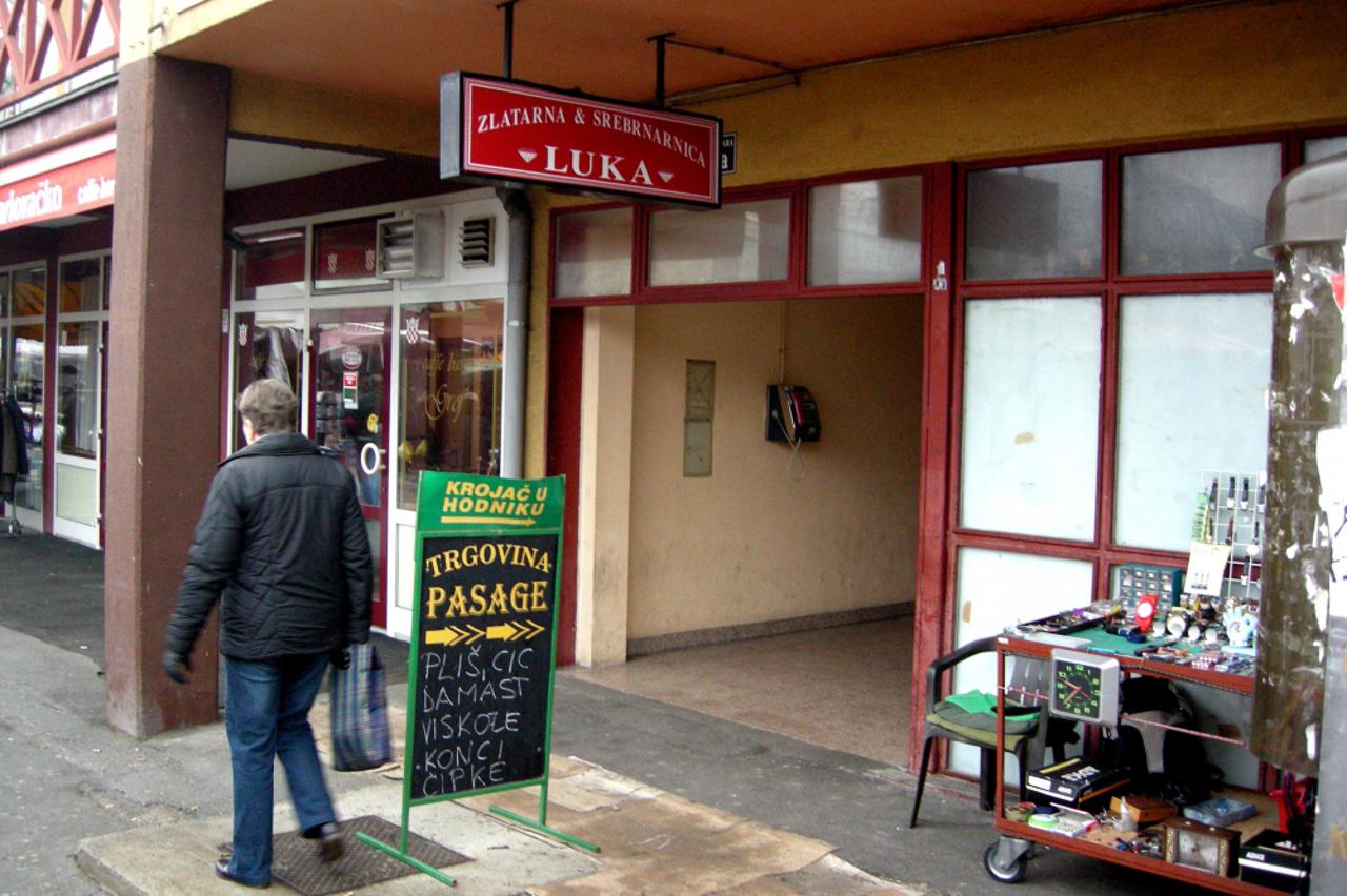 uz prijetnju pistoljima i uporabom elektrosokera vlasnik zlatarnice u stamparevoj 23 ostao bez zlatnog i srebrnog nakita vrijednog oko 300 tisuca kuna Photo: Ivica Galovic/PIXSELL