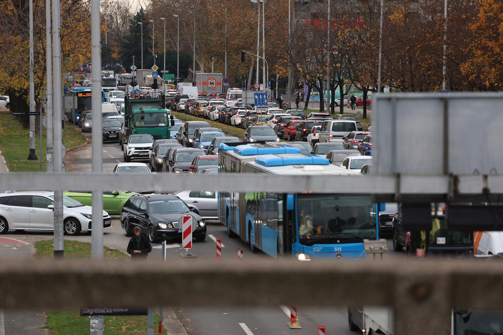 Prema Googleovim kartama, najveća gužva je na Savskoj i Selskoj cesti, a kolaps je i u Ozaljskoj ulici te na dijelovima Vukovarske ulice.  