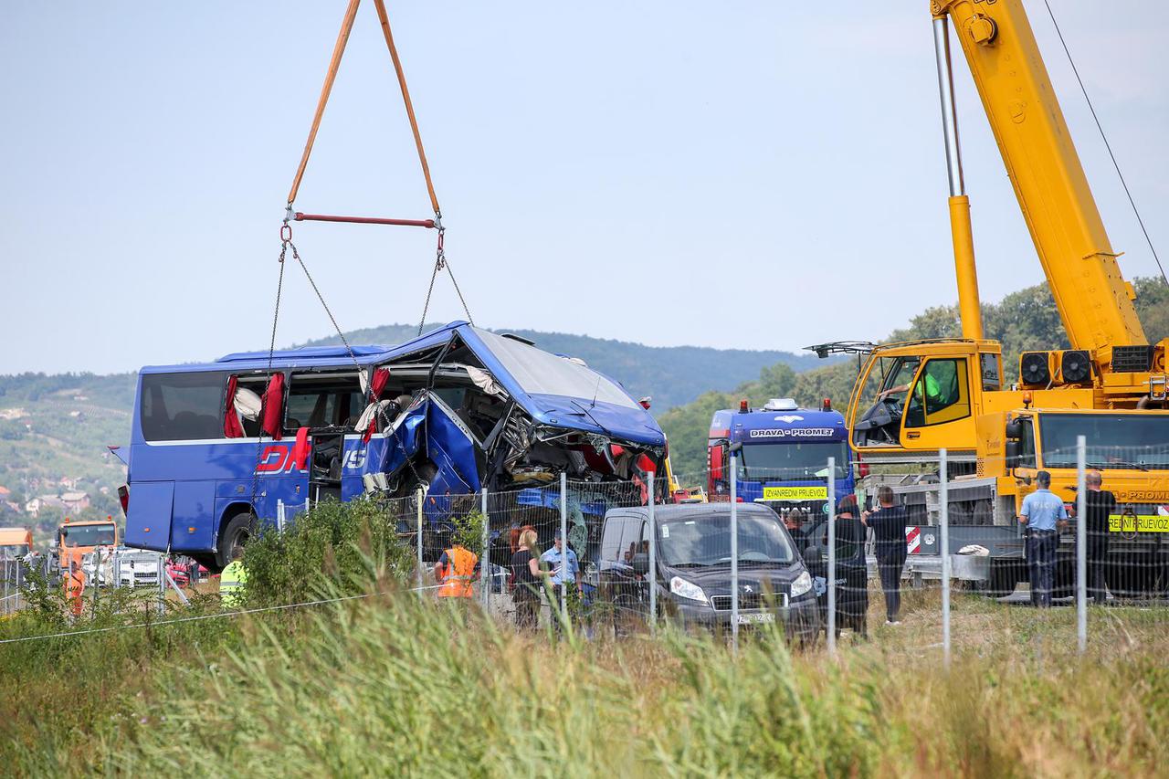 Izvlačenje autobusa nakon nesreće u kojoj je poginulo 12 ljudi