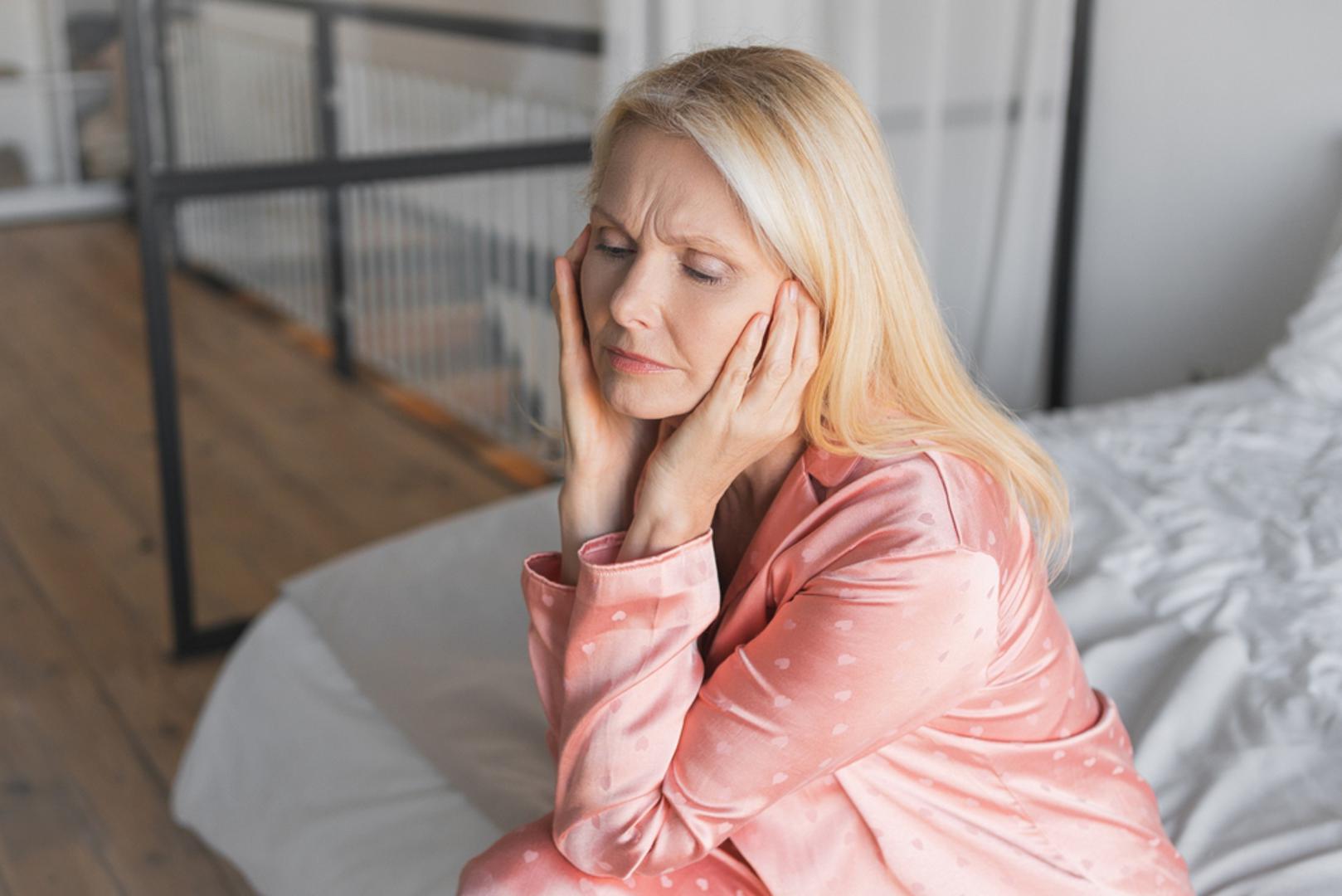 Slabost, loša koncentracija i osjećaj 'magle u glavi': Manjak željeza ne mora se vidjeti samo na tijelu, nego i na mentalnoj bistrini. Neki ljudi primijete da su im fokus, pamćenje i koncentracija slabiji nego inače, kao da cijeli dan funkcioniraju 'na pola'. Kada mozak ne dobiva optimalnu količinu kisika, i svakodnevni zadaci mogu djelovati teži nego što jesu. 