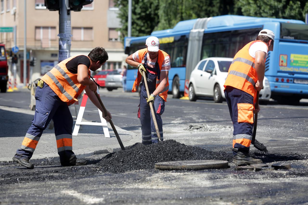 Radnici mukotrpno popravljalju ceste i pruge po gradu. Bez obzira na visoke srpanjske emperature koje nerijetko prelae 33 stupnja, radnici postavljaju novi asfalt u Ilici koji doseze cak 140 stupnjeva. Photo: 