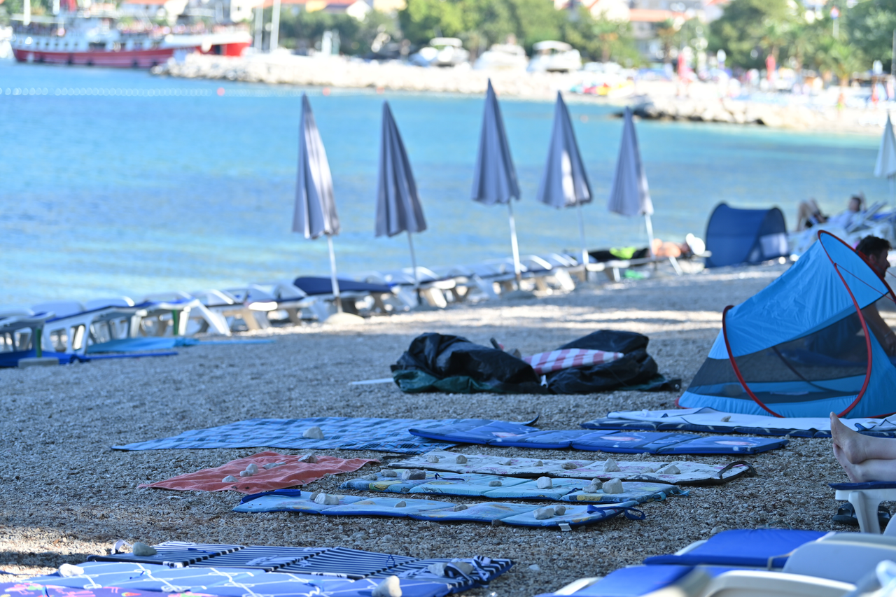 Baška Voda: Reportaža o problemu s ležaljkama na plaži