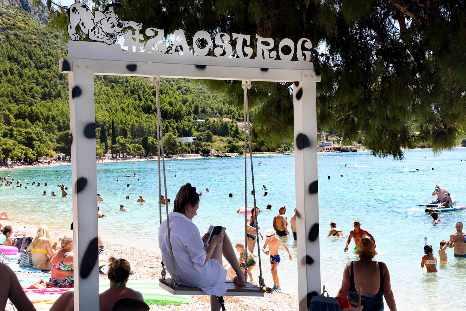 CRNO-BIJELI MOTIVI na svakom su koraku od plaža do autobusnih stanica, Selfie Dalmatian zida i
sobe. Za sve je zaslužna slika Posljednje večere na kojoj je bio i dalmatiner, a detalje i mnoge druge
zanimljivosti turistima otkriva fra Branko Boras u zaostroškom samostanu
