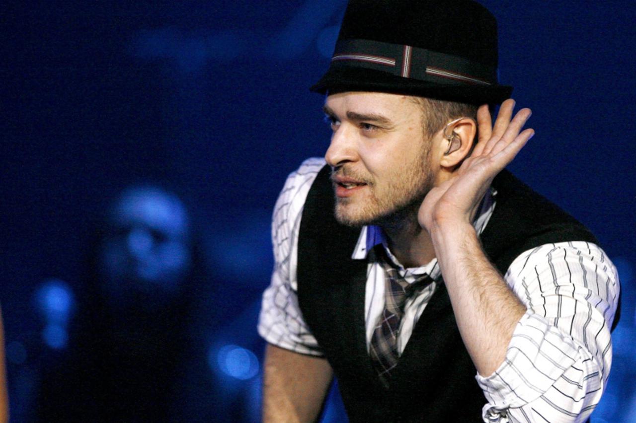 'Justin Timberlake performs at the Avalon in Hollywood, California February 9, 2007. REUTERS/Mario Anzuoni (UNITED STATES)'