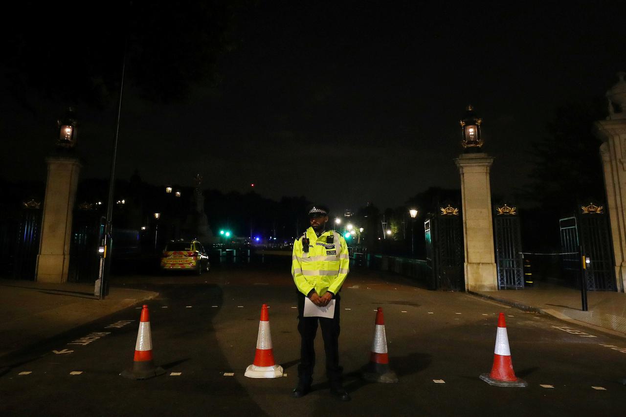 London: Nožem napao policajce kod Buckinghamske palače