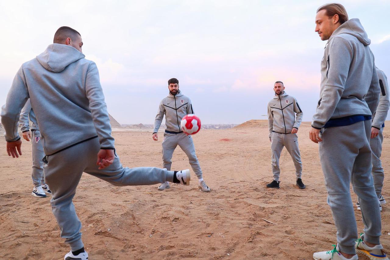 Kairo: Hrvatski nogometni reprezentativci obišli su piramide