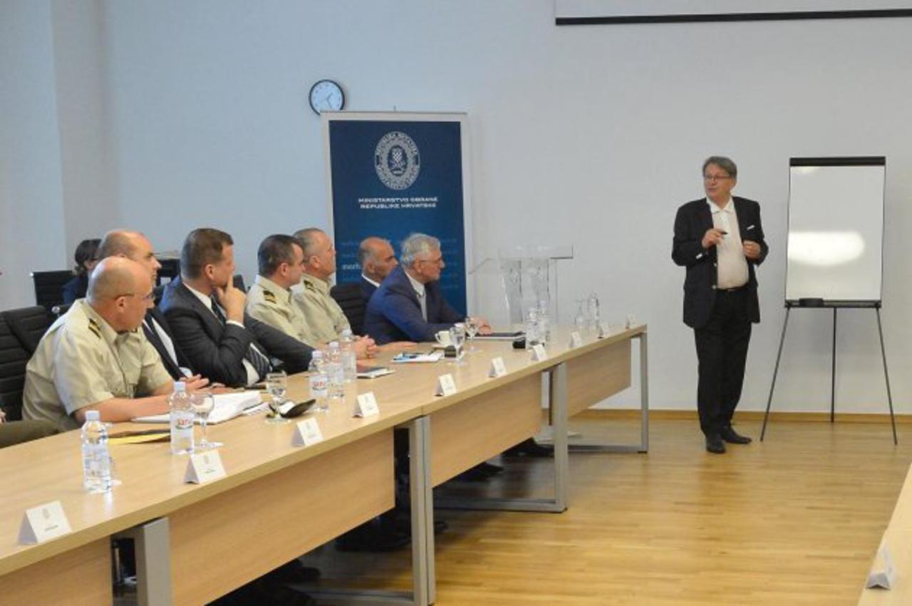 Ćiro Blažević i izbornik Zlatko Dalić s hrvatskim vojnicima