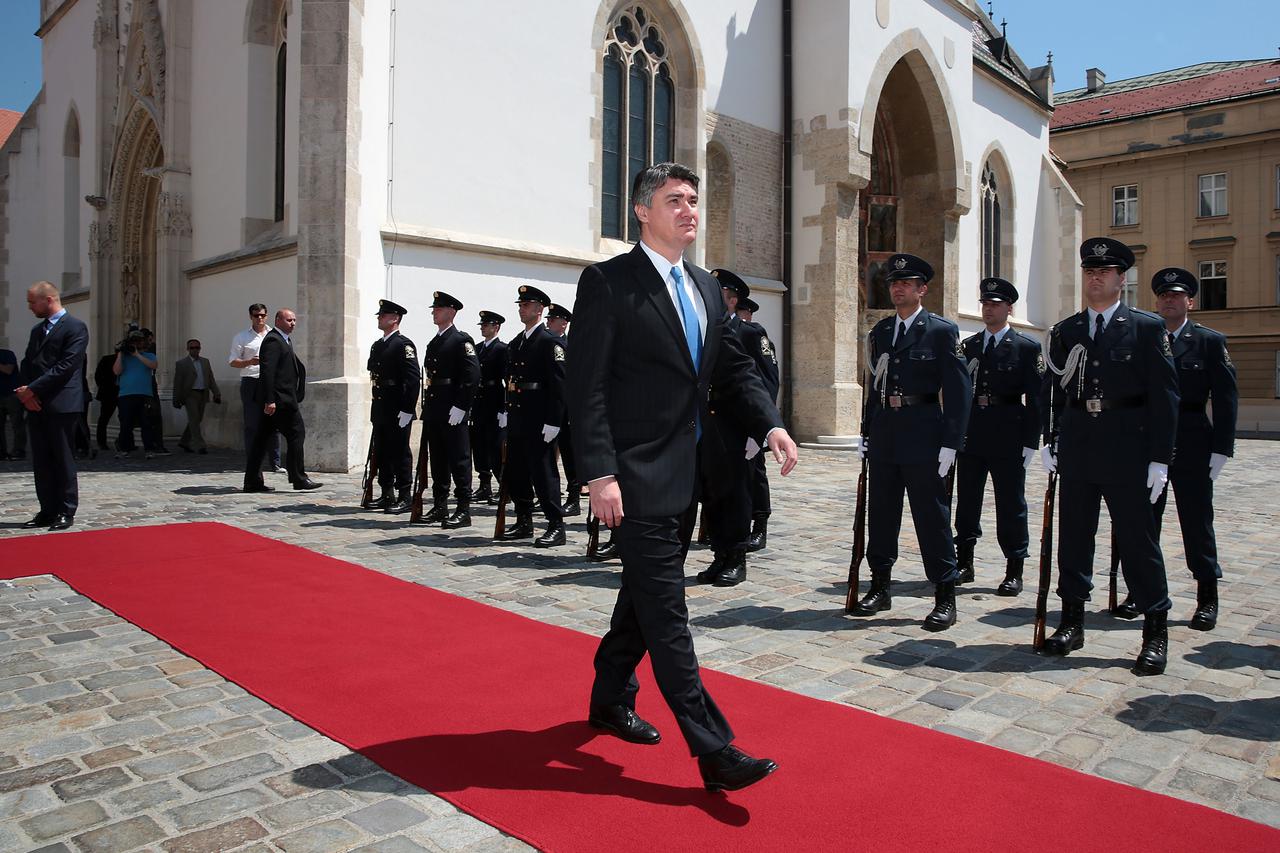 03.06.2015., Zagreb - Predsjednik Vlade Republike Hrvatske Zoran Milanovic ceka pocetak protokola na Trgu sv. Marka. Photo: Patrik Macek/PIXSELL