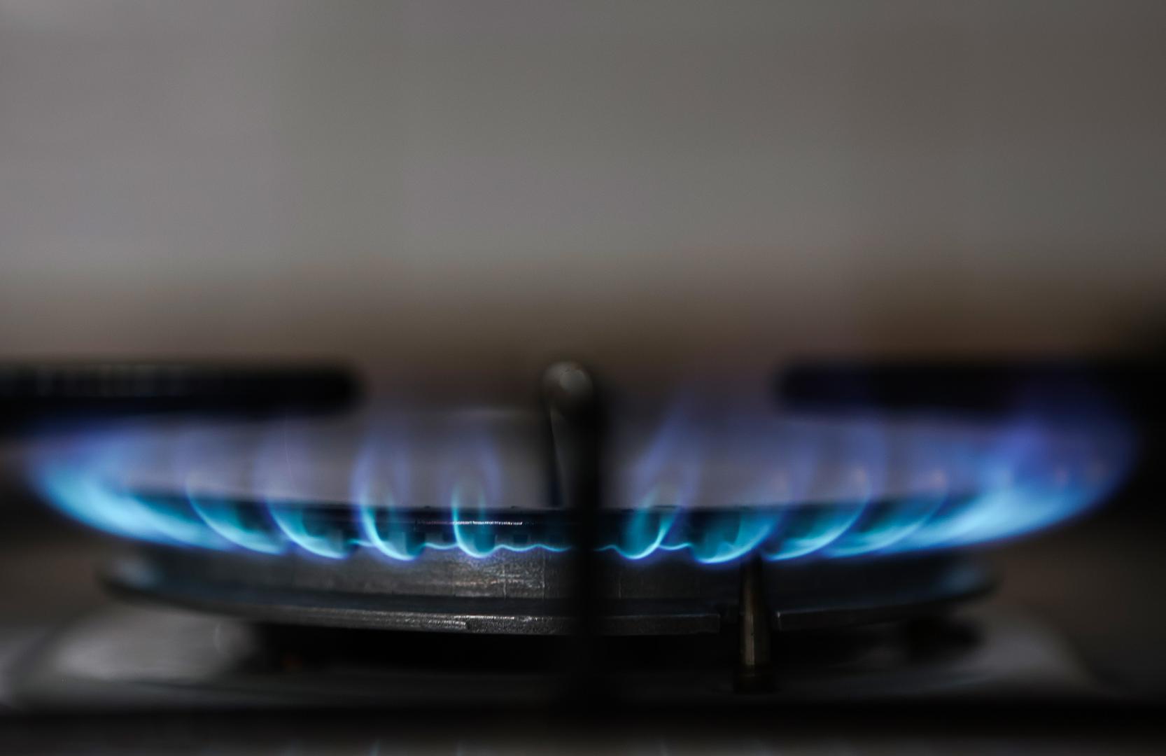 Ako miriše na plin, ali nema vatre, odmah nazovite nadležne službe: Prema energetskoj kompaniji ConEdison, ako osjetite miris sličan pokvarenim jajima ili plinu u svom domu, trebate odmah napustiti prostor i nazvati nadležne službe. Ovo je posebno važno ako koristite plinski štednjak ili pećnicu. ‘Moguće curenje plina uvijek je opasno i može ugroziti život’, upozorava Hendrik Van De Poll, suvlasnik tvrtke Service Force Plumbing.