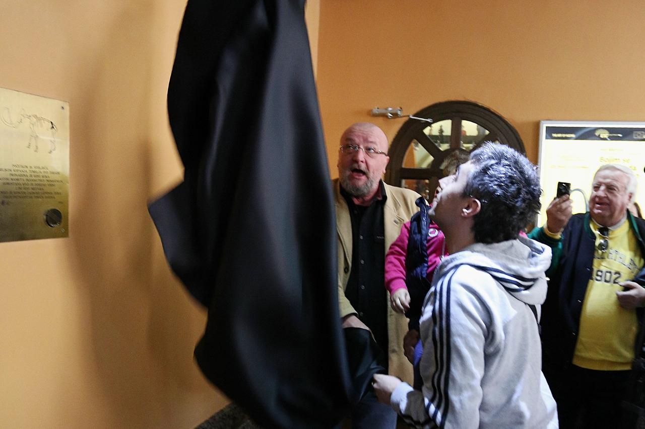 28.03.2015., Zagreb - U Gradskom dramskom kazalistu Gavella svecano je otkriven spomenik mamutu. Tijekom izgradnje Helios kina 1914., na mjestu danasnjeg kazalista, pronadjena je kost kuka vunastog mamuta.  Photo: Tomislav Miletic/PIXSELL