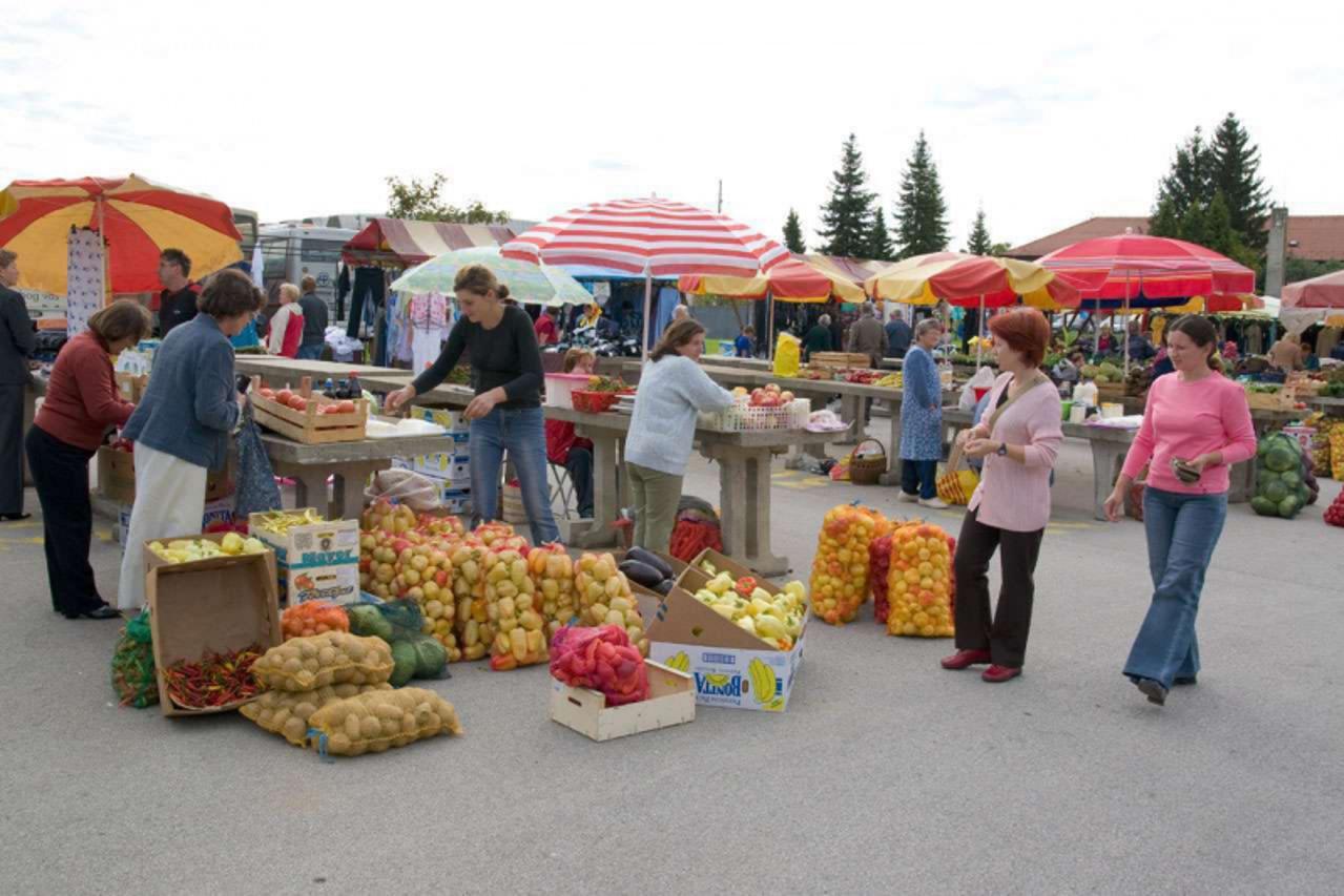 'Var \\u0096 21. 10. 2010., Ivanec \\u0096 Kumice ce na ivancekom placu i dalje moci trziti sira i vrhnje  PHOTO:  Ljiljana Risek'