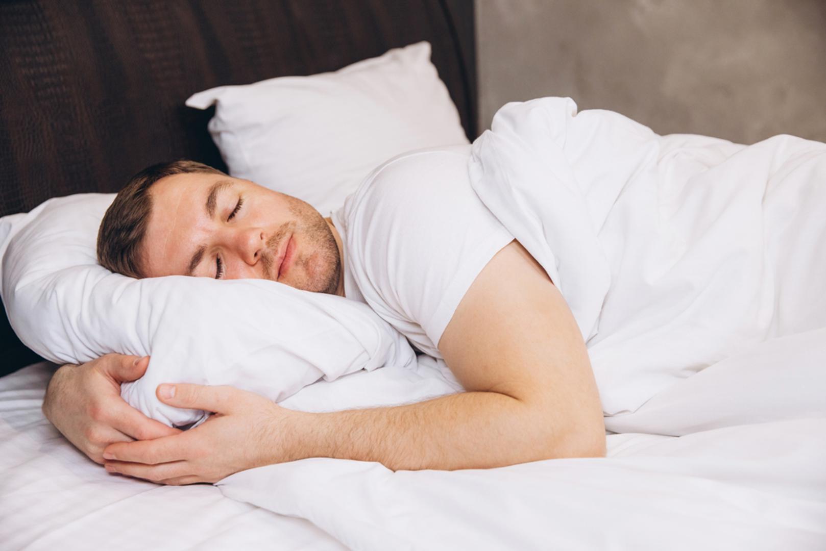 San i odmor: Nedostatak sna ili neredovit ritam spavanja često uzrokuju glavobolje. Kratko popodnevno spavanje ili odlazak na počinak u isto vrijeme svake večeri može vratiti ravnotežu i spriječiti nove napade. Kvalitetan san također podiže energiju, jača imunitet i poboljšava raspoloženje, što sve smanjuje rizik od glavobolje.