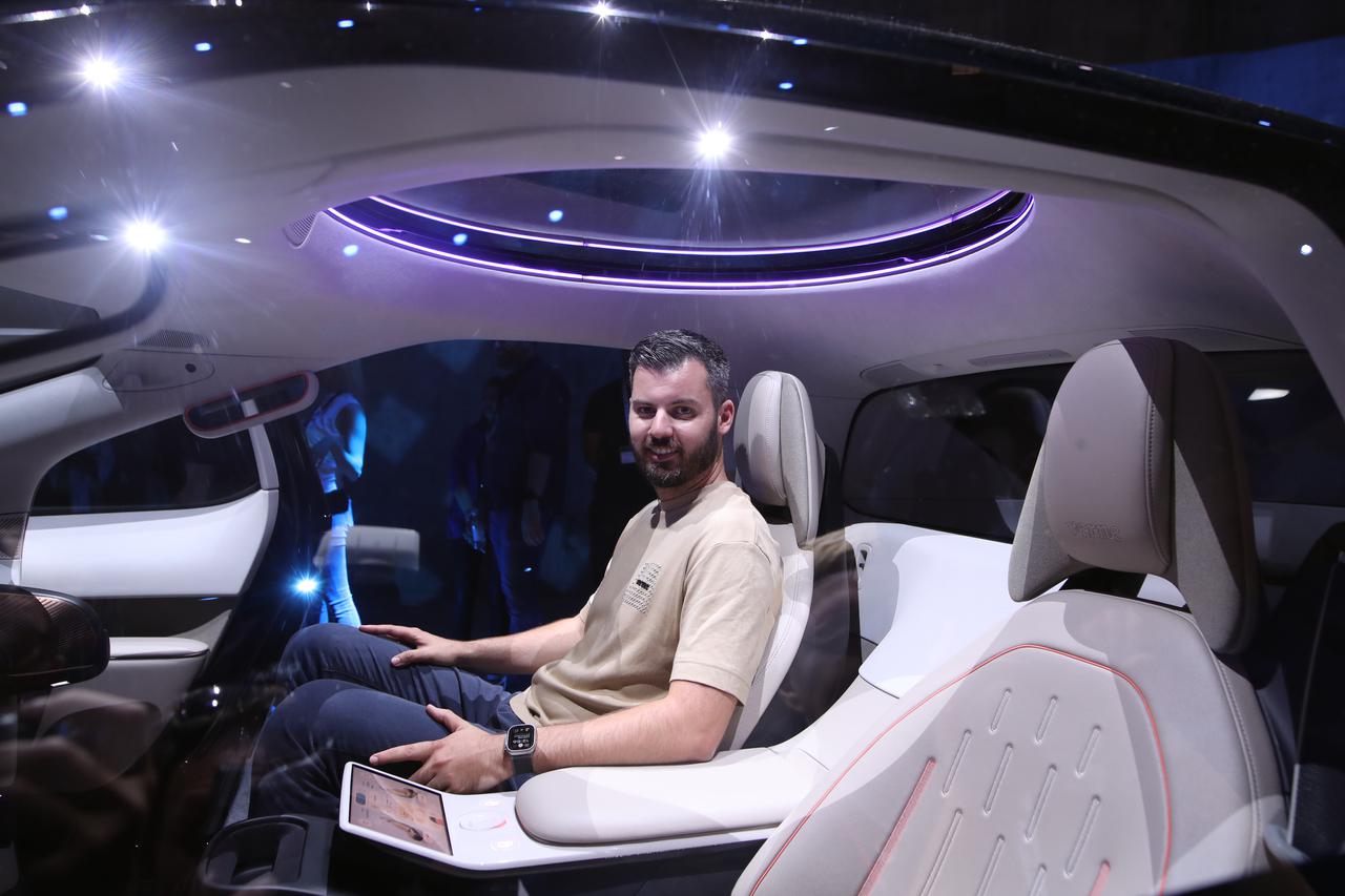 Zagreb: Mate Rimac pozirao zadovoljan u svom robotaksiju "Verne"