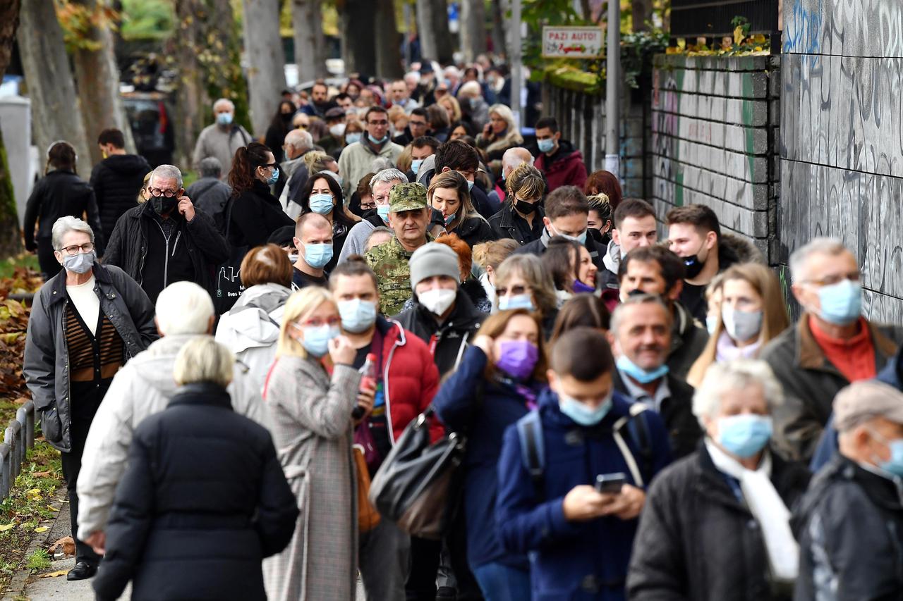 Zagreb: Gužve ispred Doma zdravlja u Runjaninovoj gdje je organizirano cijepljenje protiv koronavirusa