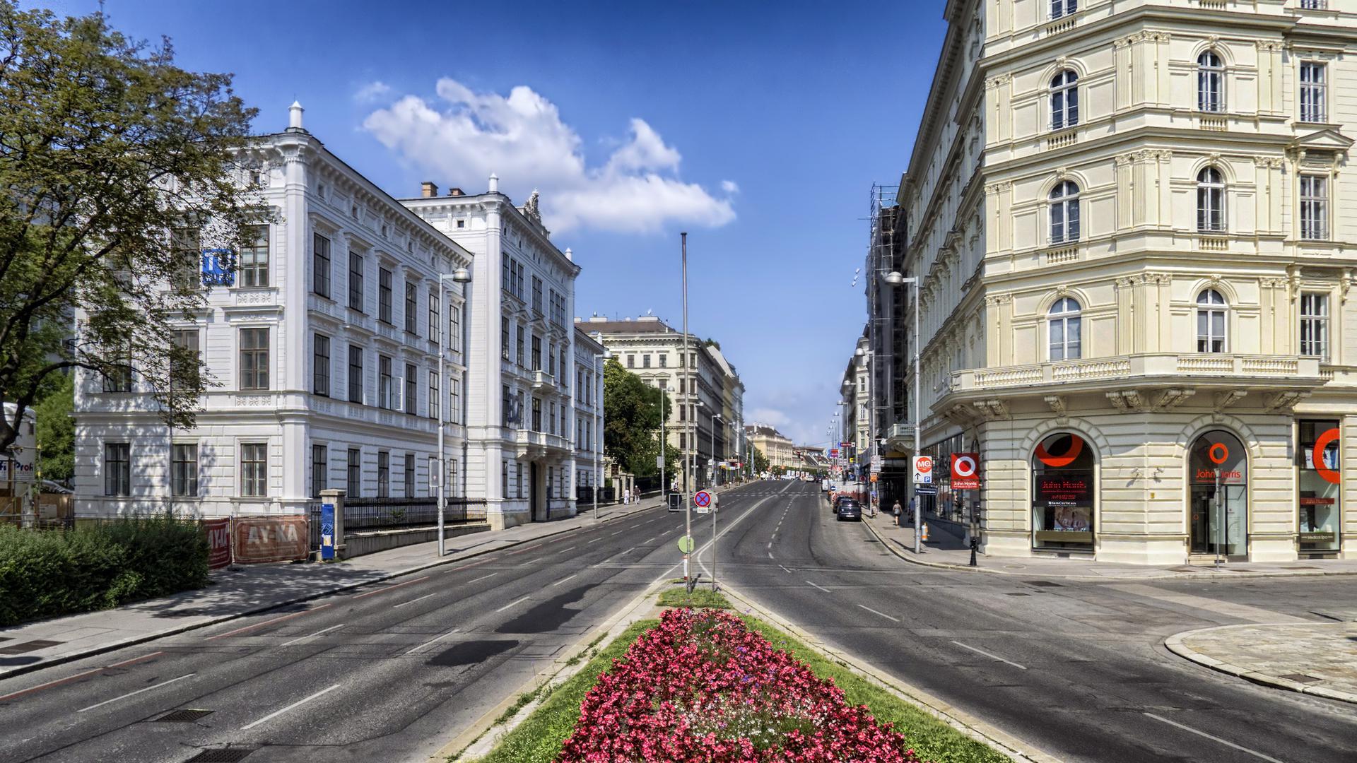 5. Austrija.
Austrija zauzima šesto mjesto na Global Peace Indexu. Stabilan politički sustav, niska razina nasilnog kriminala i učinkovite javne službe među čimbenicima su koji pridonose njezinoj visokoj razini sigurnosti. Beč se posebno izdvaja kao siguran i vrlo kvalitetan grad za život. Austrija se također može pohvaliti razvijenim javnim prijevozom, zdravstvom i infrastrukturom.