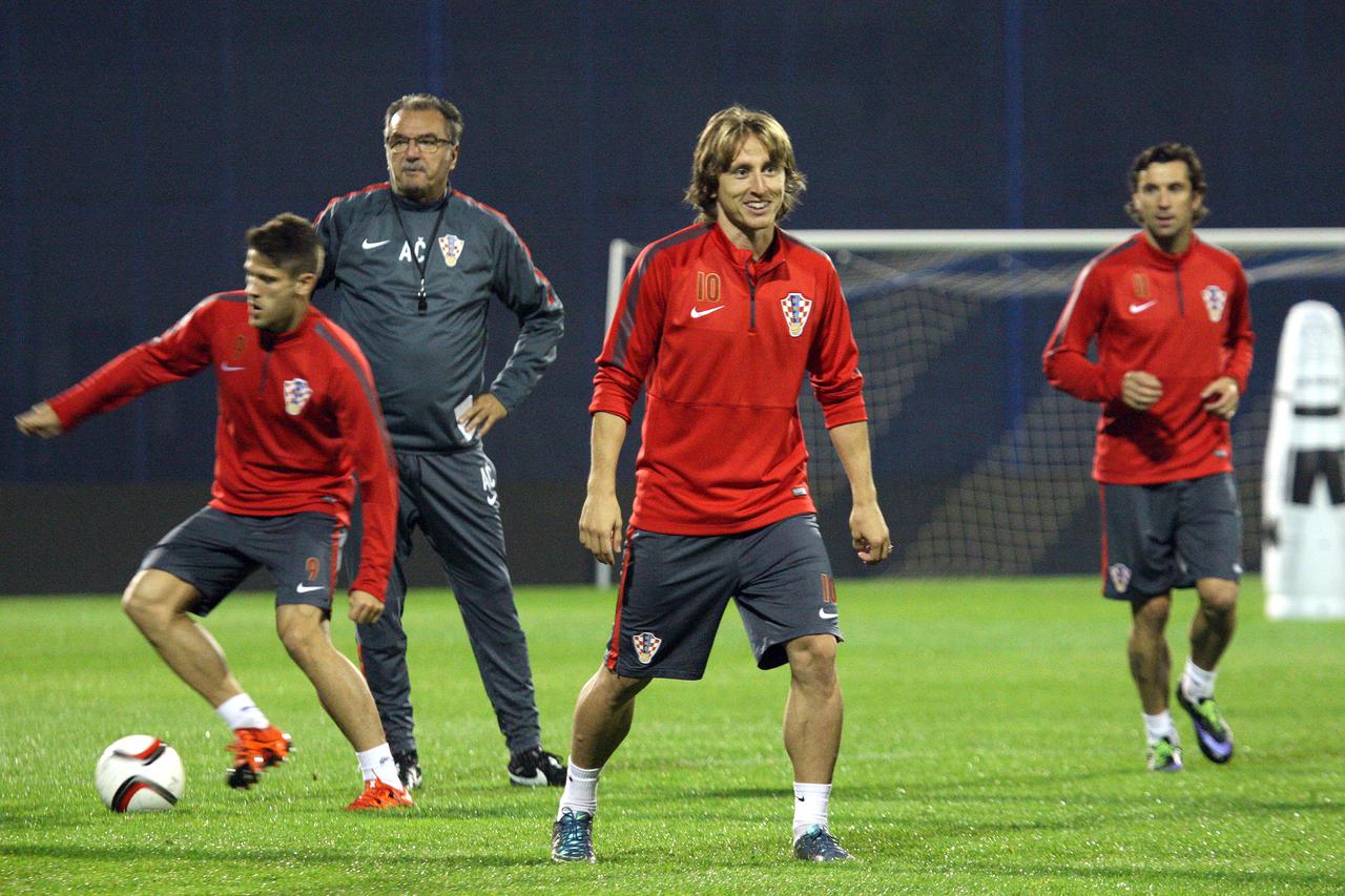 09.10.2015., Zagreb - Trening hrvatske nogometne reprezentacije na maksimirskom stadionu uoci sutrasnje kvalifikacijeske utakmice za Euro protiv Bugarske. Izbornik Ante Cacic, Luka Modric.  Photo: Robert Anic/PIXSELL