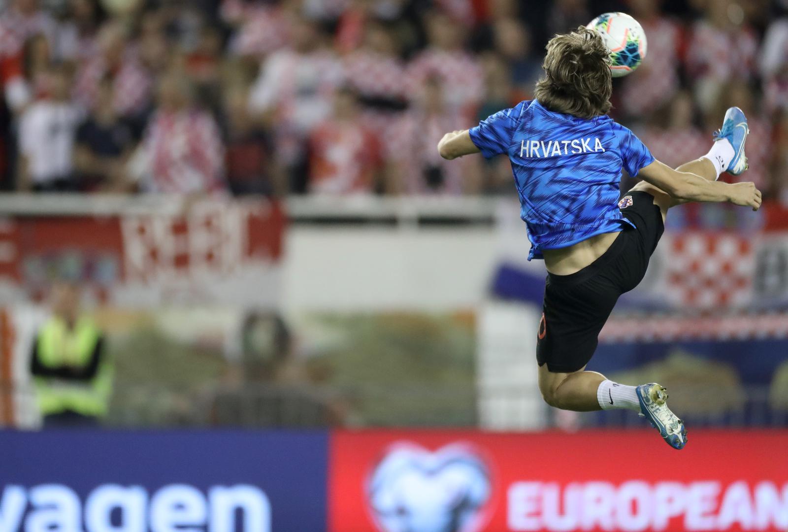 Hrvatska nogometna reprezentacija u ovim trenucima na Poljudu igra utakmicu s Mađarskom u kvalifikacijama za Euro. Na tribina su brojni poznati