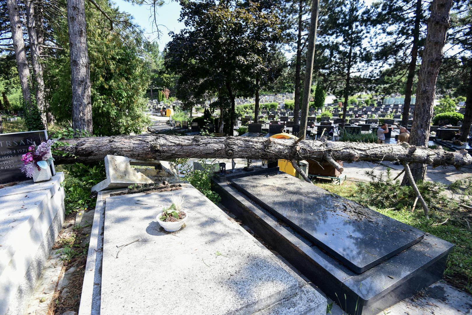 20.07.2023., Zagreb, Hrvatska - Olujno nevrijeme poharalo groblje Mirogoj. Photo: Neva Zganec/PIXSELL