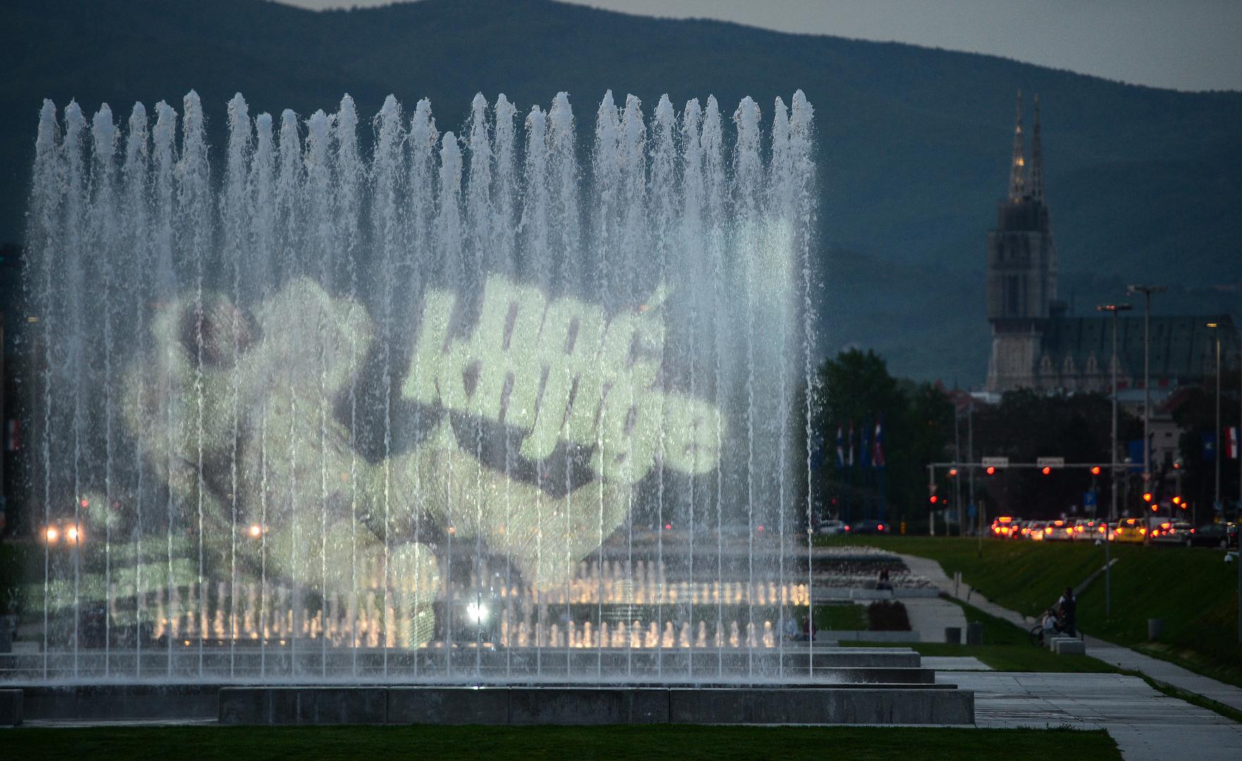 Tradicionalno se u Noći knjige nad zagrebačkim fontanama održao vizualni spektakl - vodena 3D projekcija astronauta.