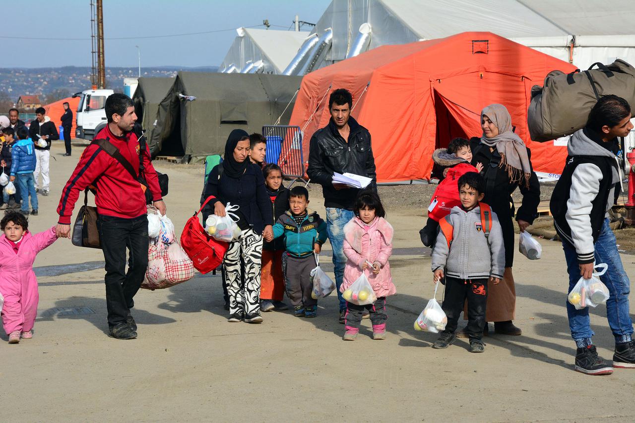 20.11.2015., Slavonski Brod - Izbjeglice u zimskom tranzitnom kampu.  