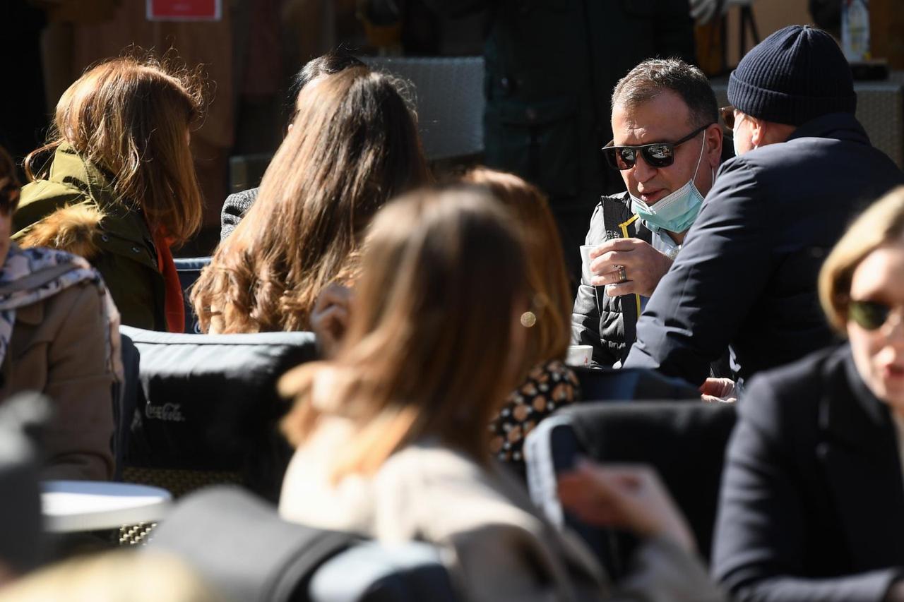 Zagreb: Ministar Beroš s maskom na licu uživao na kvi s prijateljima