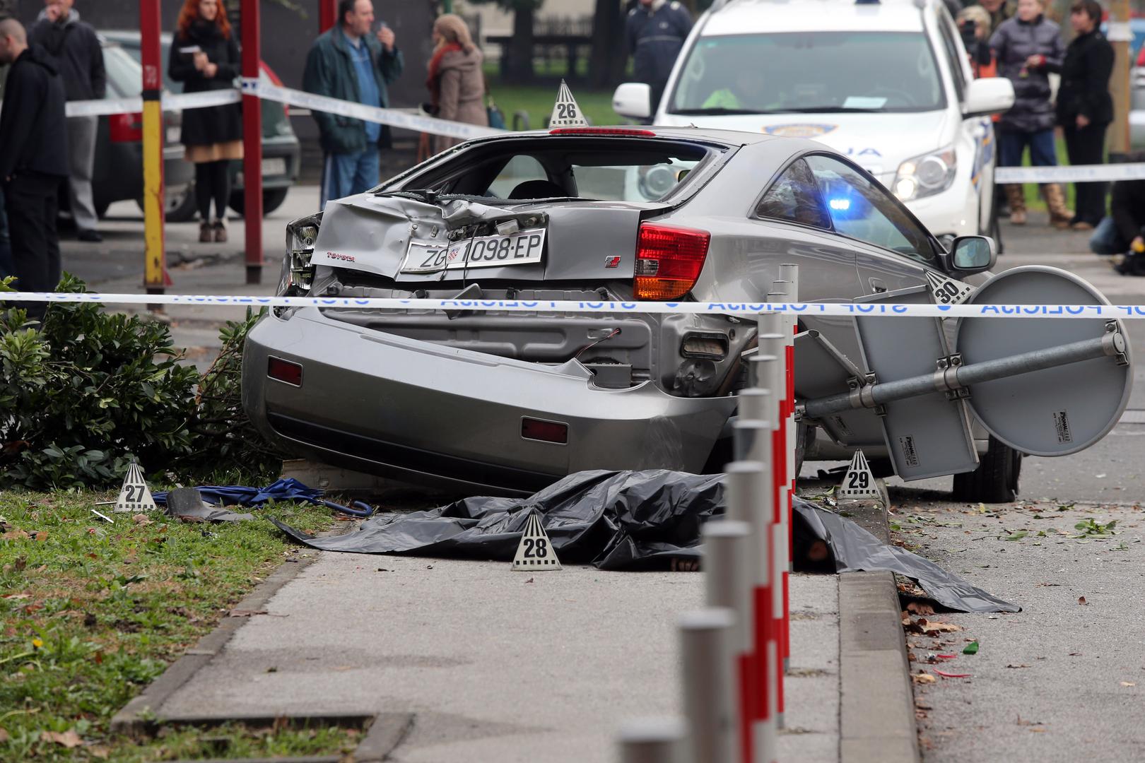 Loborec je, vozeći automobil brzinom od oko 80 km/h i izbjegavajući nalet na kamion, izgubio nadzor nad automobilom te udario u oca i sina koji su bili na nogostupu. 