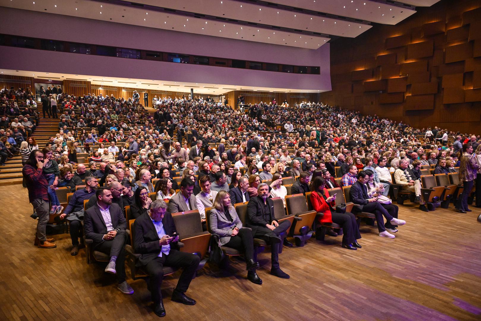 Gregory Porter, s kojim je nastupio njegov prateći sastav, kao i Zagrebačka filharmonija pod ravnanjem Ivana Josipa Skendera, rasprodali su koncert čak mjesec dana ranije