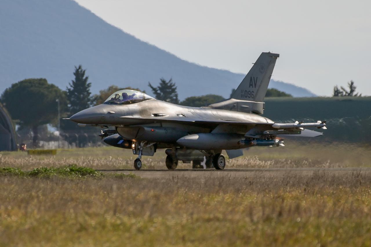 US will train 12 Ukrainian F-16 pilots in 2024