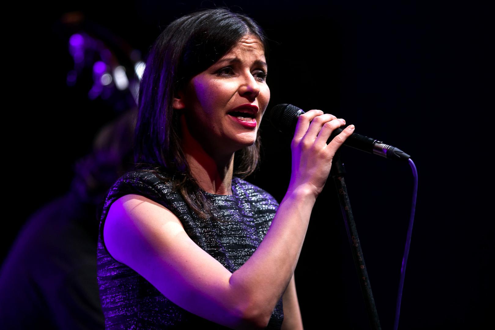 Vesna Pisarović završila je studij kroatistike i fonetike na Filozofskom fakultetu u Zagrebu, a u Londonu je magistrirala jazz pjevanje.