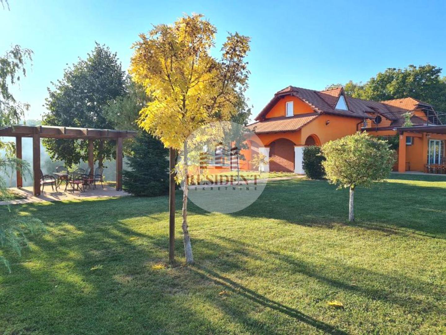 Vila se sastoji od nekoliko funkcionalnih jedinica. U podrumu se nalazi vinski podrum, spavaća soba s kupaonicom, dva WC-a, prostorija za degustaciju vina te dvije pomoćne prostorije s ležajevima.