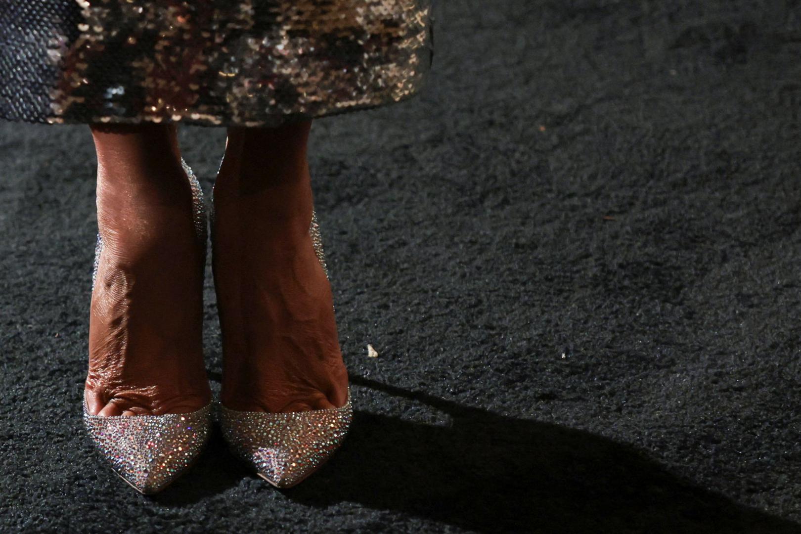  Za svečanu večer u Mar-a-Lagu Melania je styling zaokružila Louboutin štiklama s metaliziranim detaljima, dodatno naglašavajući dozu luksuza. 