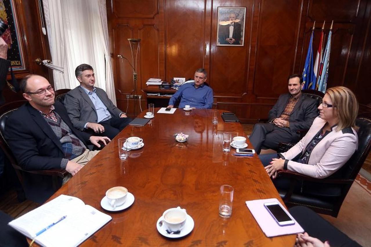 Sastanak Karamarka s europarlamentarcima u HDZ-u 