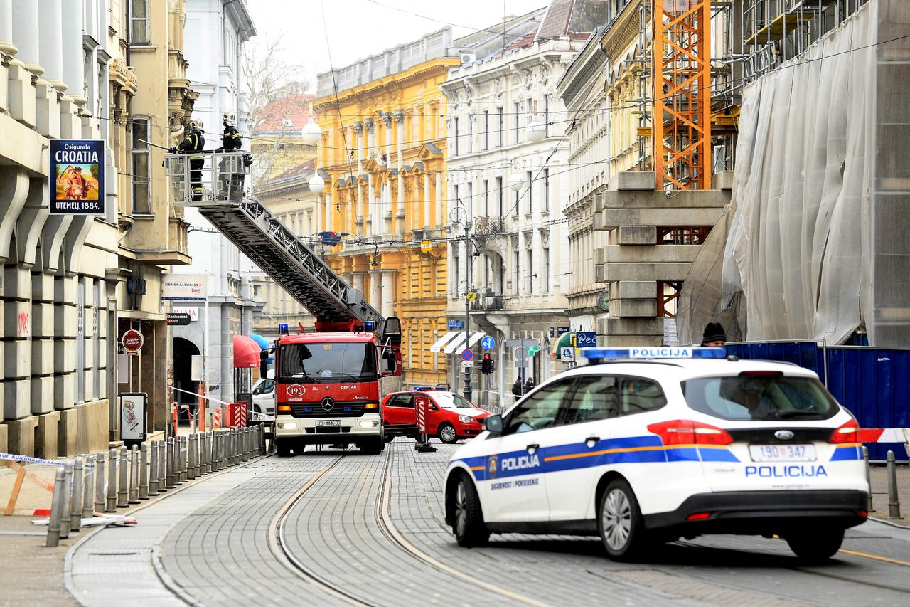 Zagreb: Vatrogasci skidaju opasne dijelove sa zgrade Croatia osiguranja