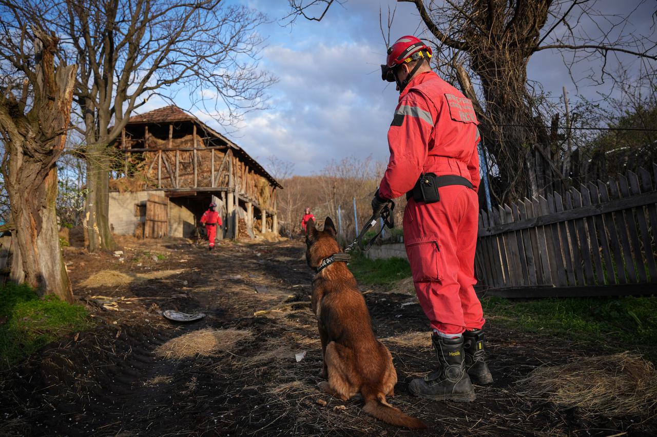 Srbija: Tre?i dan potrage za nestalom djevoj?icom Dankom, policija kopa teren, stigao i bager