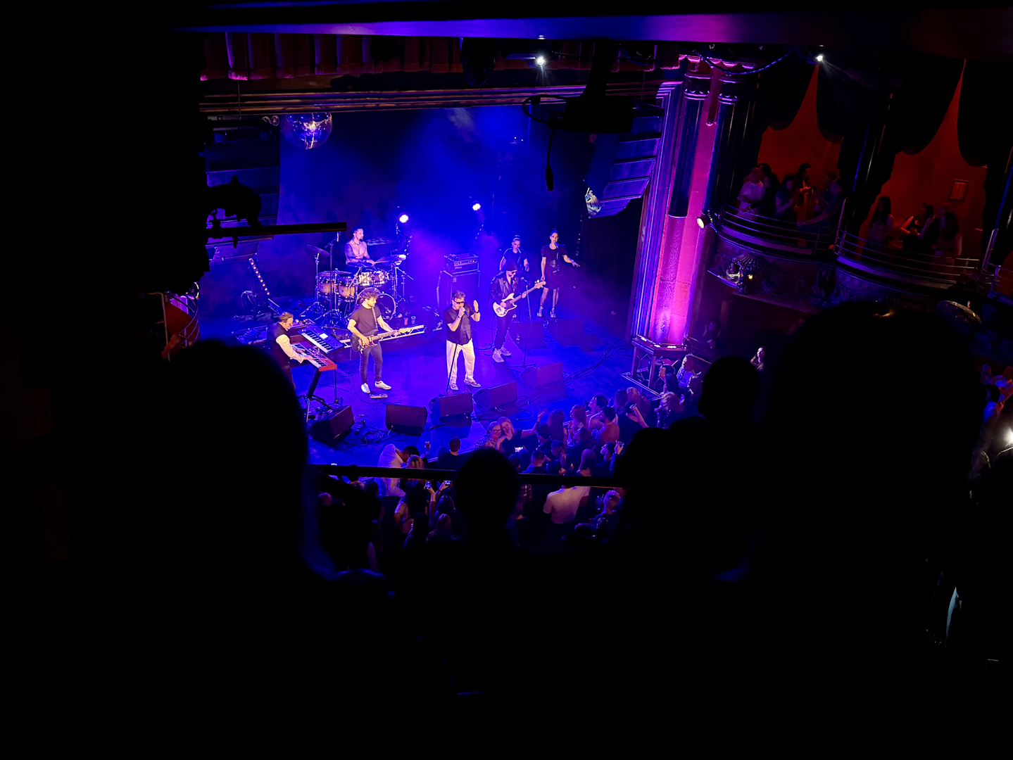 Nakon londonskog koncerta, Crvena Jabuka nastavlja turneju nizom nastupa diljem regije i šire, donoseći svoju prepoznatljivu emociju i energiju publici koja ih vjerno prati već četiri desetljeća.