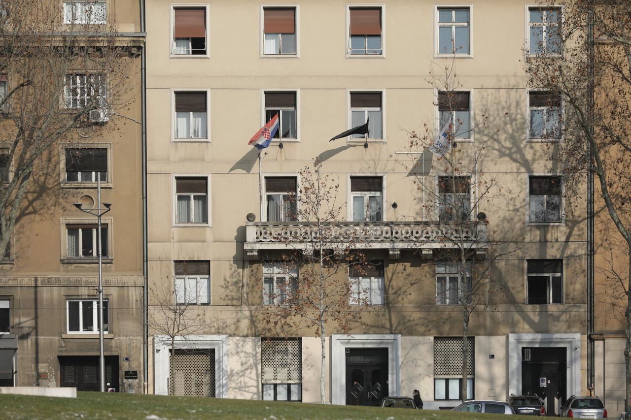 Zagreb: Povodom smrti Miroslava Tuđmana, na zgradu HDZ-a stavljena crna zastava