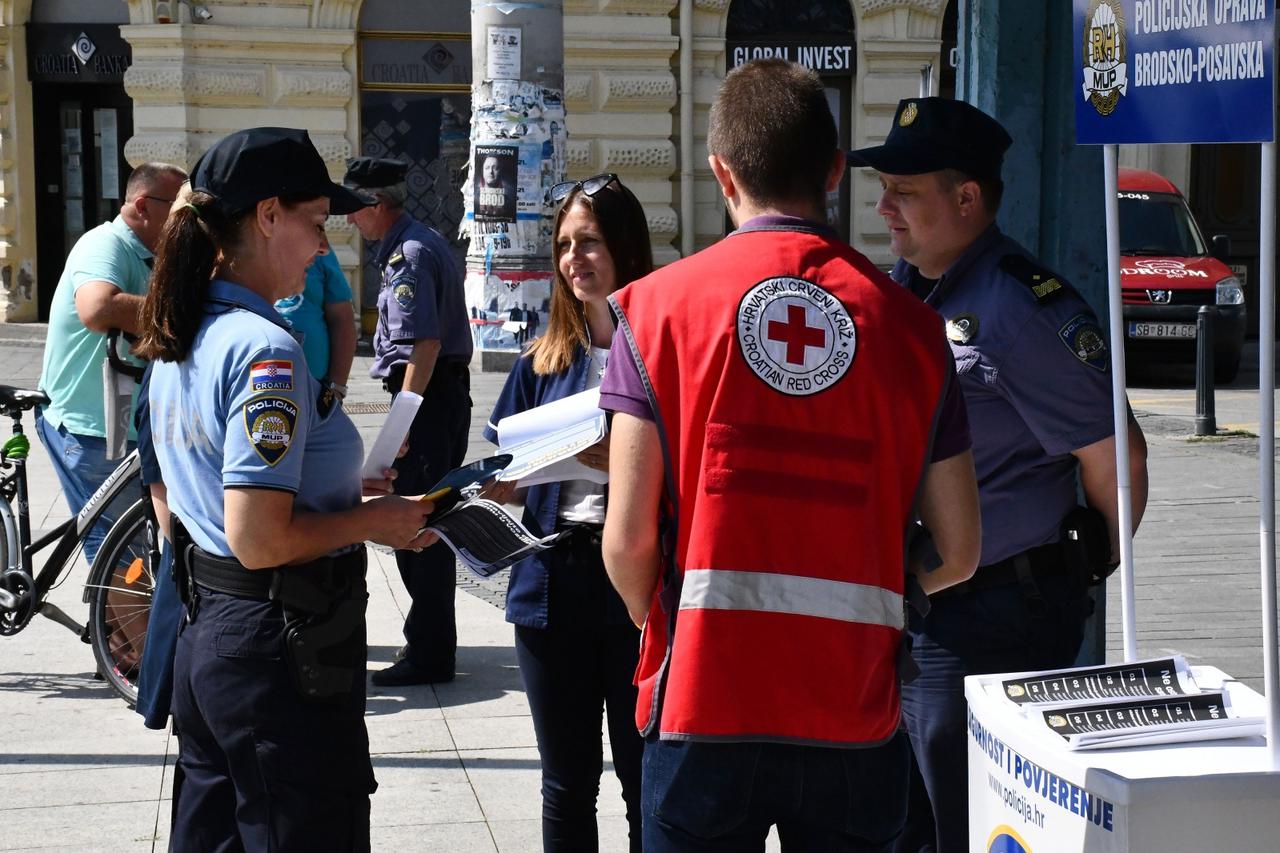 Slavonski Brod: Preventivno-edukativna akcija policije u vezi stradavanja djece od dehidracije u vozilima