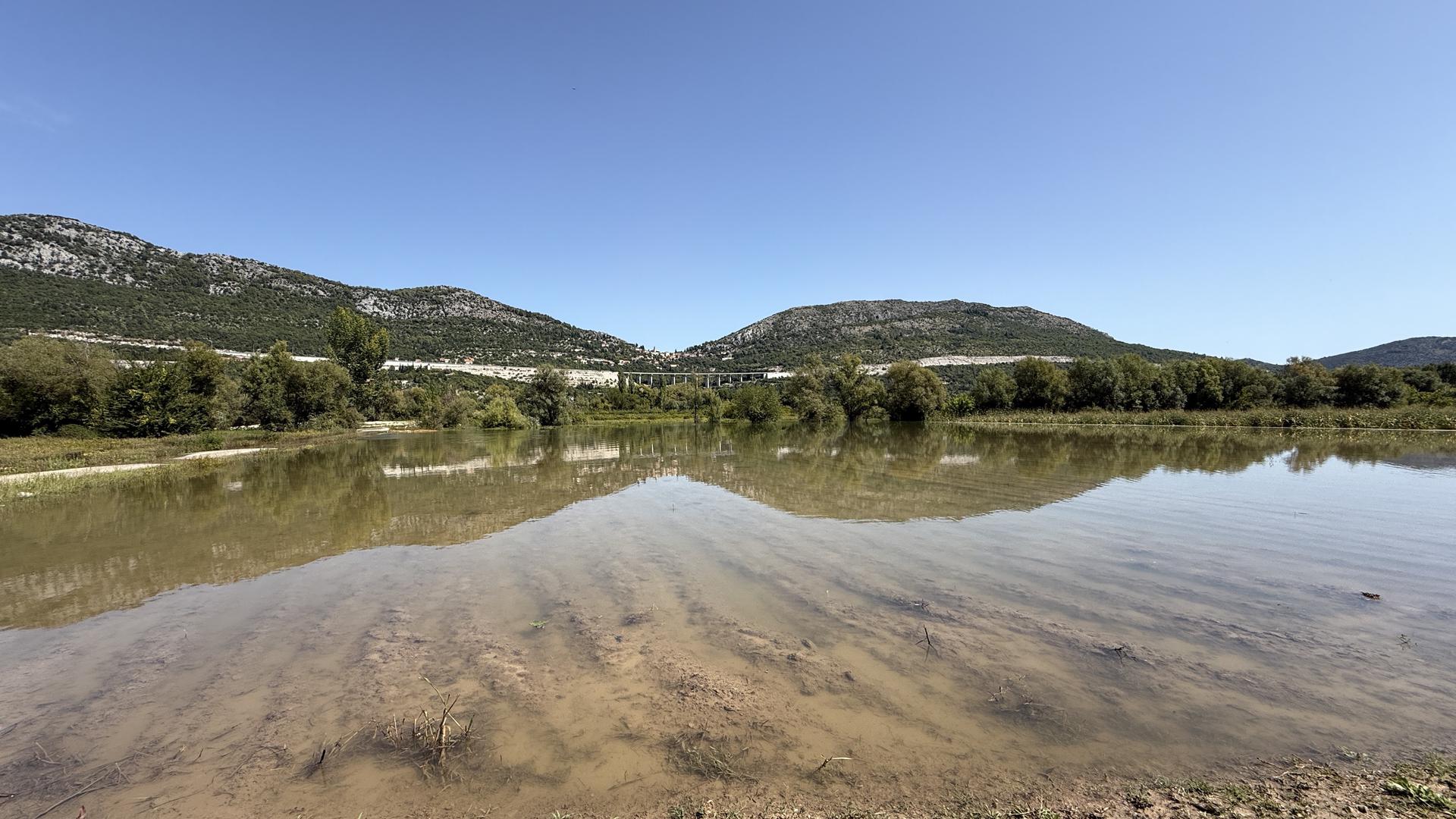 Županijski centar 112 Dubrovnik zabilježio je između 8:20 i 13:30 sati više od 30 dojava o poplavama prizemnih i podrumskih prostorija na području Metkovića i Komina. Vatrogasci JVP Metković i DVD Metković brzo su intervenirali, no šteta je već bila vidljiva na velikom području.