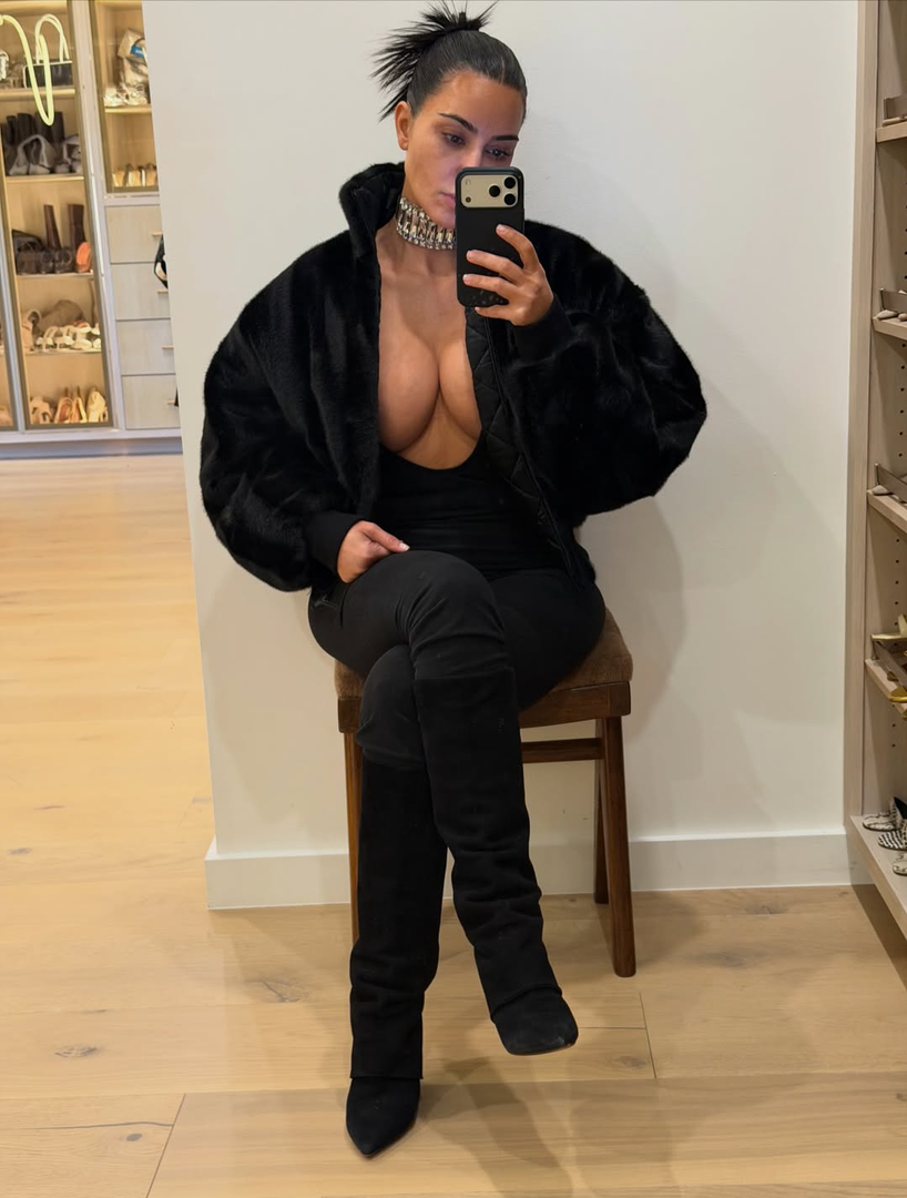 I dok danas diljem Hrvatske pada snijeg, izgleda kako nema zime za reality zvijezdu i modnu mogulicu Kim Kardashian. Slavna crnka na svojim je društvenim mrežama podijelila još jednu galeriju izazovnih fotografija, u kojoj se ističe ona snimljena u njenom raskošnom ormaru.