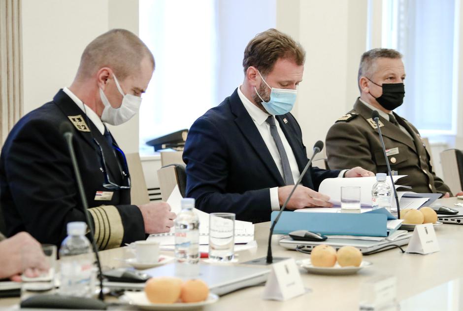 Zagreb: Andrej Plenković na sastanku s vojnim zapovjednicima o stanju u HV-u