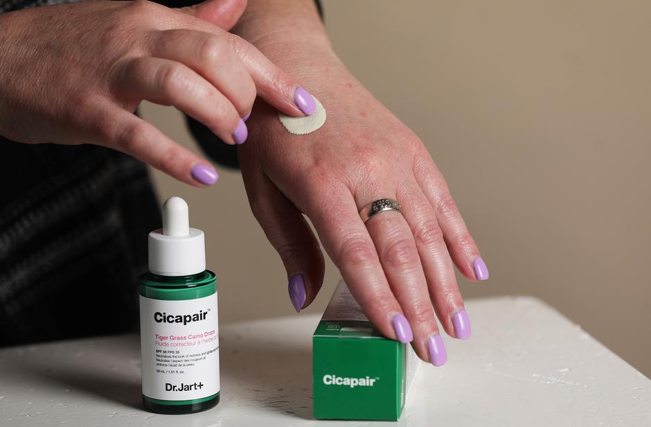 Na početku zanimljivo zelen, vrlo brzo kameleonski se prilagodio nijansi kože