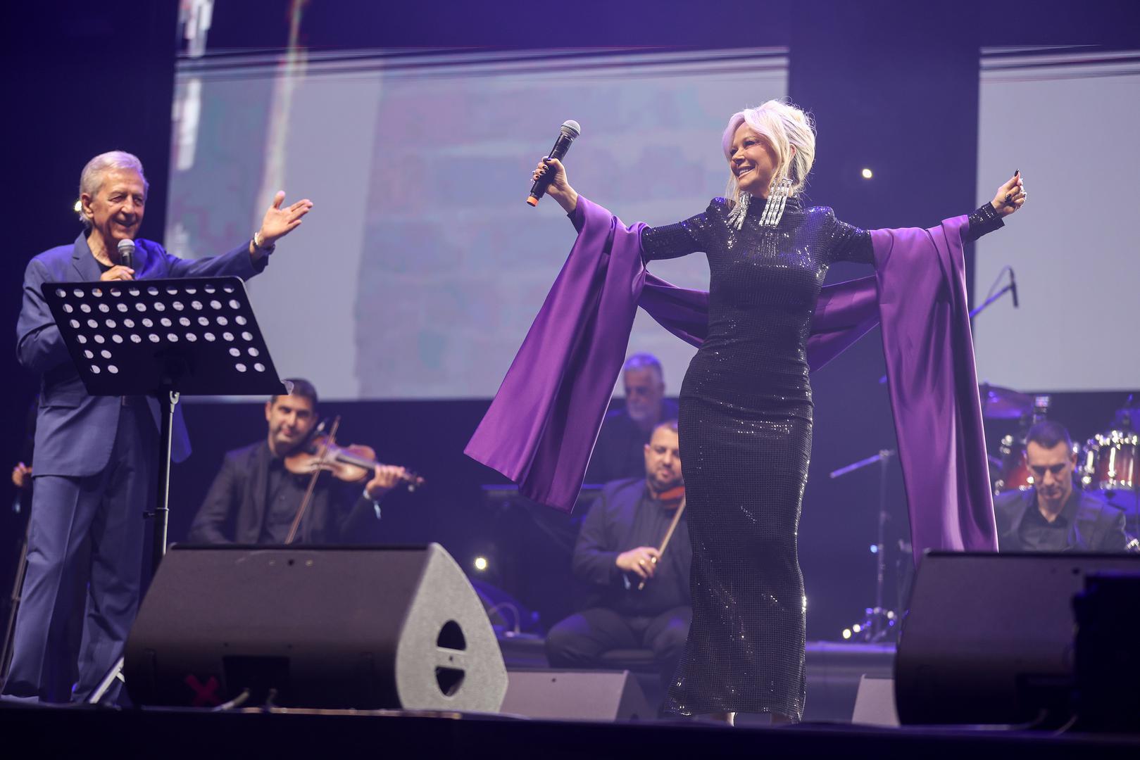 "Počašćena sam što sam pozvana od strane tima Miroslava Ilića da nastupim kao gošća. Momentalno sam rekla 'da'. Nisam gledala niti koji je dan niti jesam li slobodna ili nisam. Sve sam oslobodila da budem večeras ovdje. Prije svega sam obožavatelj. Ovo je posebna pjesma koju ja volim od djetinjstva", istaknula je Maja. Na pitanje o tome kada će zakazati datum svog samostalnog koncerta u Areni Zagreb, Maja je odgovorila: "Moram priznati da nisam još u tom filmu. Mislim da svakom izvođaču dođe to mjesto i vrijeme kada to poželi, a meni je zasad dobro ovako. U Hrvatskoj je dobro što novi izvođači ne niču svaki tjedan kao u Srbiji. Kod nas kad želiš zabavu, ima nas troje ili četvero. Nema baš puno konkurencije. Ako hoćeš ženu koja zabavlja, ima nas tri. Ljudi vole da je netko pozitivan i veseo, mi prodajemo zabavu. Ljudi to vole. I kad sam umorna, ja izvučem taj trenutak kad je meni dobro s ljudima. Oni voli mene, ja volim njih", poručila je uvijek iskrena Maja.