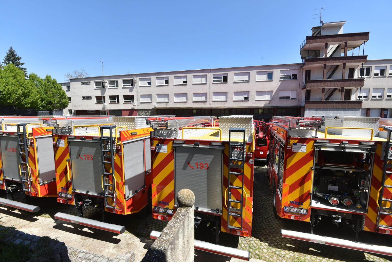 04.05.2021., Zagreb - U sklopu obiljezavanja Dana vatrogastva, odrzana je svecana primopredaja 75 kombi te 15 interventnih vatrogasnih vozila. Dodjeli su prisustvovalii predsjednik Vlade Andrej Plenkovic sa suradnicimai, glavni vatrogasni zapovjednik Slavko Tucakovic, te predstavnici vatrogasnih organizacija koje su dobile vatrogasna vozila.
Photo: Davorin Visnjic/PIXSELL