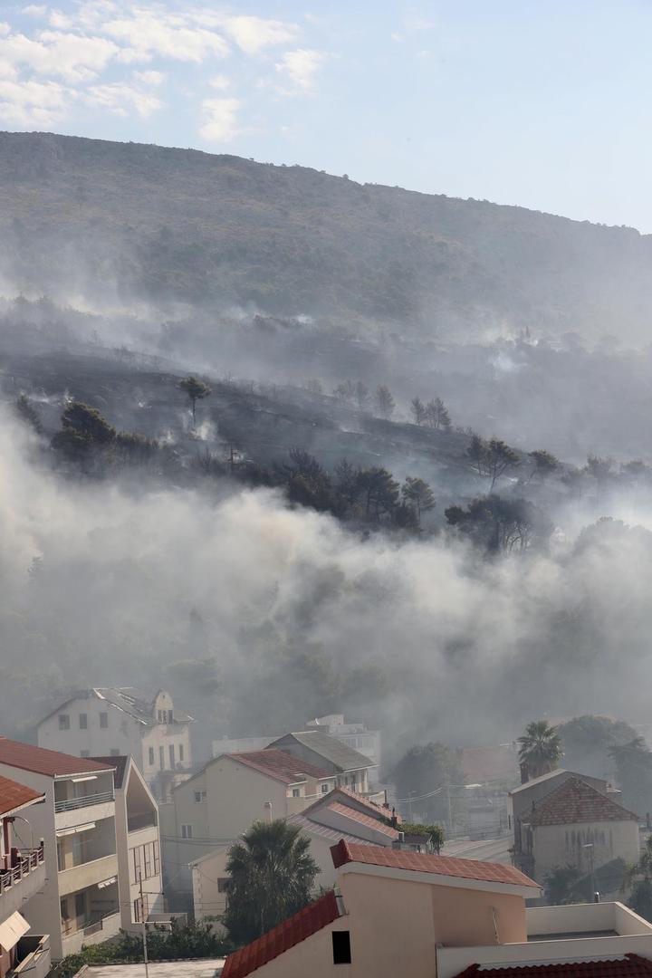 11.08.225., Krilo Jesenice - Veliki požar iznad Krila Jesenice gasi više od 100 vatrogasaca Photo: Ivo Cagalj/PIXSELL