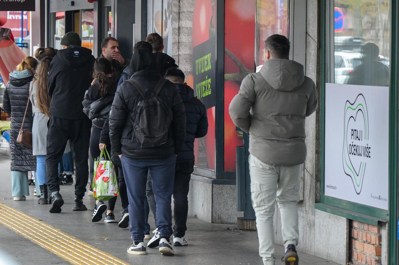 Zagreb: Stvaraju se gužve kod Konzuma na Autobusnom kolodvoru