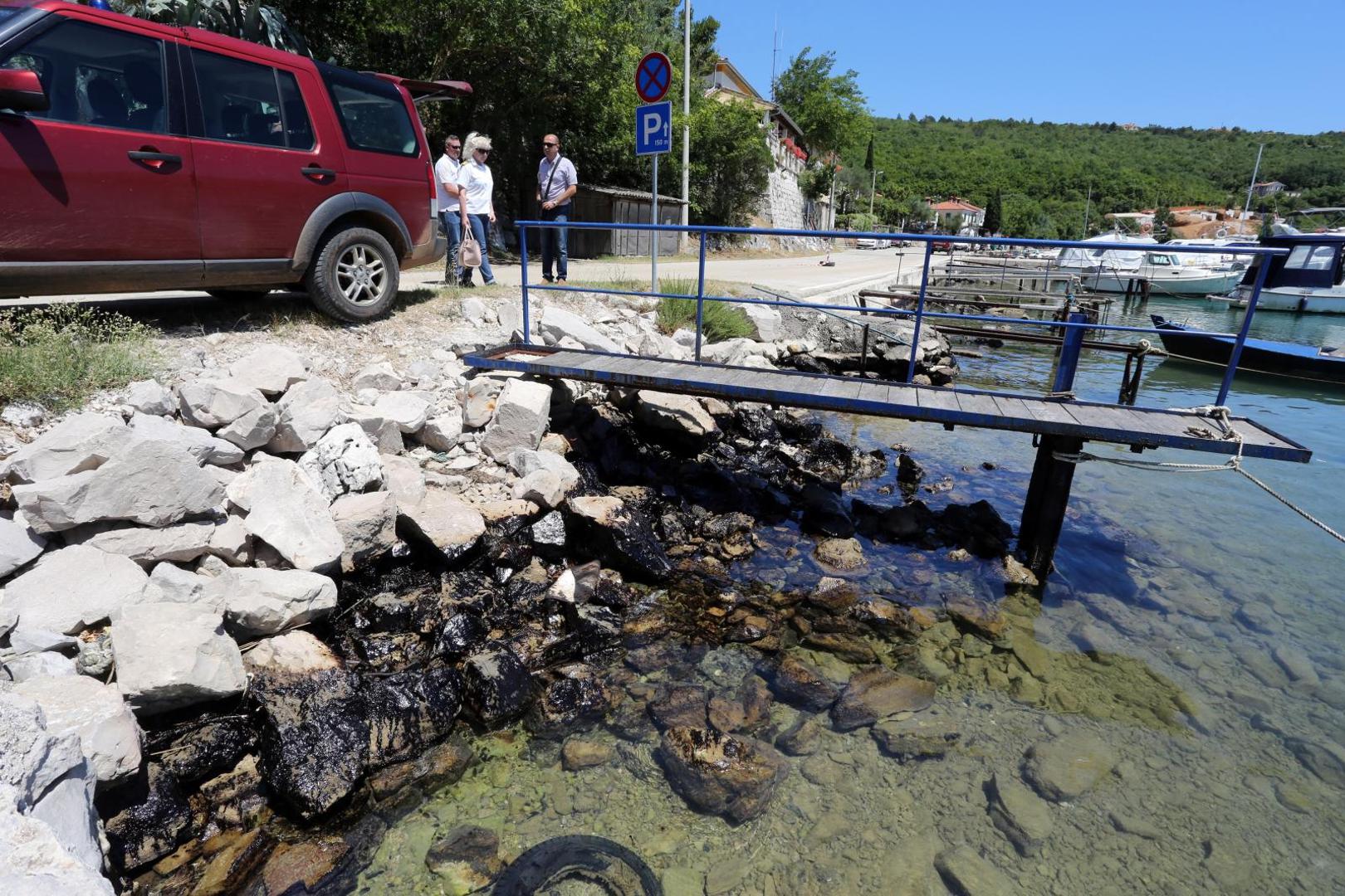 U Raškom zaljevu sanira se onečišćenje mora od nafte koja je iscurila iz teretnjaka Fidelity